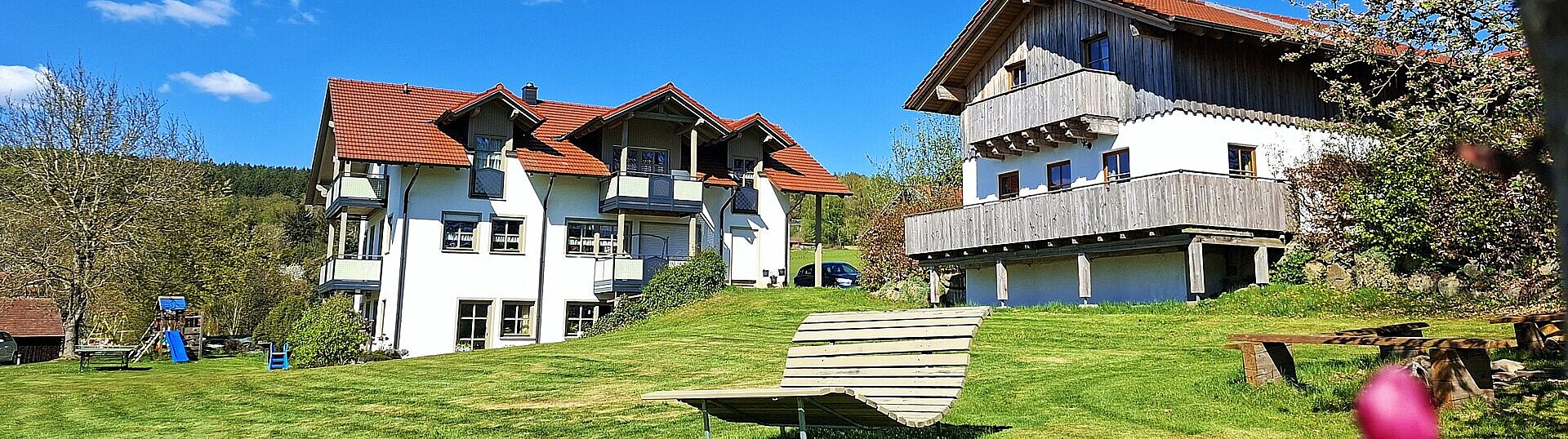 Blick über den Ferienhof mit Wiese
